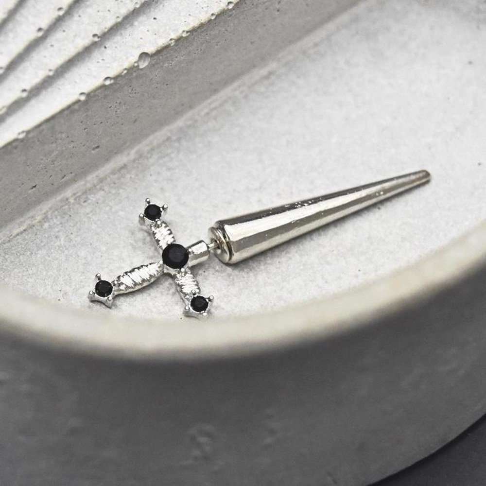 Single Sword Dagger Ear Jacket - Picture 2 of 4